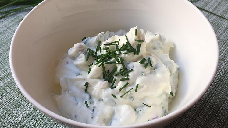 Sour Creme ist der perfekte Dip für frische Ofenkartoffeln oder zum Grillen.