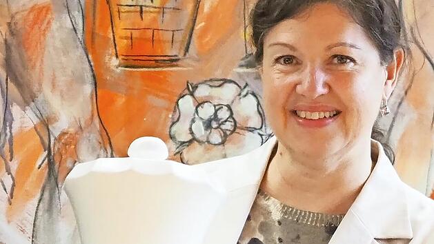 Angela Hofmann freut sich: Die Schachfigur ist wieder zur&uuml;ck.