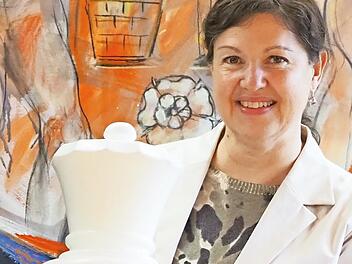 Angela Hofmann freut sich: Die Schachfigur ist wieder zurück.