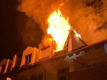 Fecht: Dachstuhlbrand löst Feuerweinsatz aus - Mehr als 60 Einsatzkräfte beteiligt