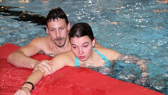 ... hier in Form einer roten Rettungs-Matte.