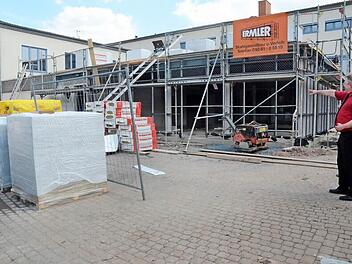 Bürgermeister Hans Pietz zeigt auf die spätere Fensterfront der Mensa zum Pausenhof hin. Auf der rechten Gebäudeseite wird sich der Haupteingang befinden. Foto: K.-H. Hofmann
