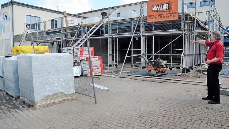 Bürgermeister Hans Pietz zeigt auf die spätere Fensterfront der Mensa zum Pausenhof hin. Auf der rechten Gebäudeseite wird sich der Haupteingang befinden. Foto: K.-H. Hofmann
