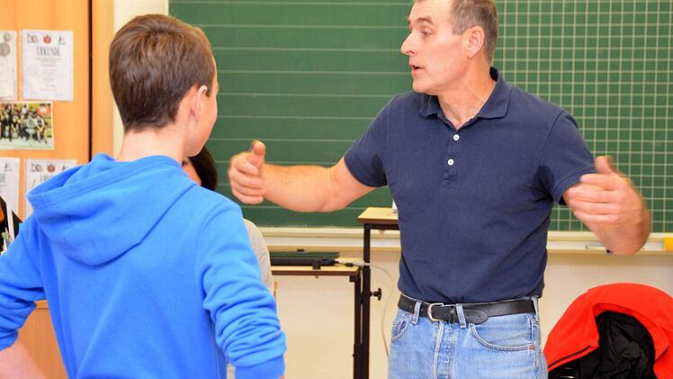Bernd Mergler von der Aktionsgemeinschaft Sozialstation Würzburg mit Schülern im Antigewaltkurs.  Foto: Rauch