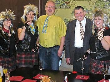 Schnipp, schnapp - und die gute Krawatte ist ab. Triumphierend präsentieren die Gymnastikweiber ihre Beute. Die Krawatten des zweiten Bürgermeisters Stefan Sigmund und Altbürgermeister Erhard Hildner sind gekürzt.  Foto: Klaus-Peter Wulf