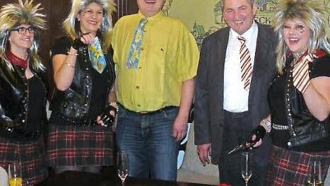 Schnipp, schnapp - und die gute Krawatte ist ab. Triumphierend präsentieren die Gymnastikweiber ihre Beute. Die Krawatten des zweiten Bürgermeisters Stefan Sigmund und Altbürgermeister Erhard Hildner sind gekürzt.  Foto: Klaus-Peter Wulf