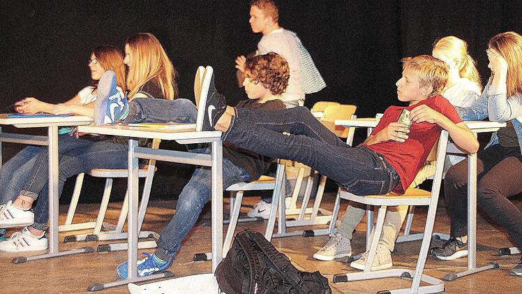 Schüler zeigten in dem Stück "Schule - Deine Zukunft" Szenen aus dem Alltag. Foto: Dieter Britz