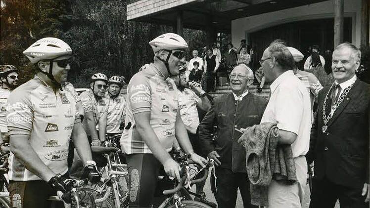 Mit einer Fahrradtour nach Gais feierte Coburg 1996 das 25-jährige Bestehen der Städtepartnerschaft. Foto: Archiv