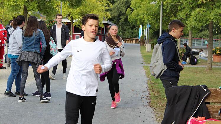 Fr&uuml;hsport im Freizeitpark mit den Moos-Sch&uuml;lern Foto: Manja von Nida