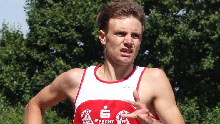 Rhys Daniel Bishop vom SC Ostheim unterbot bei seinem Sieg über 800 Meter in der Aktivenklasse die Qualifikationsnorm für die Teilnahme an den deutschen U23-Meisterschaften.