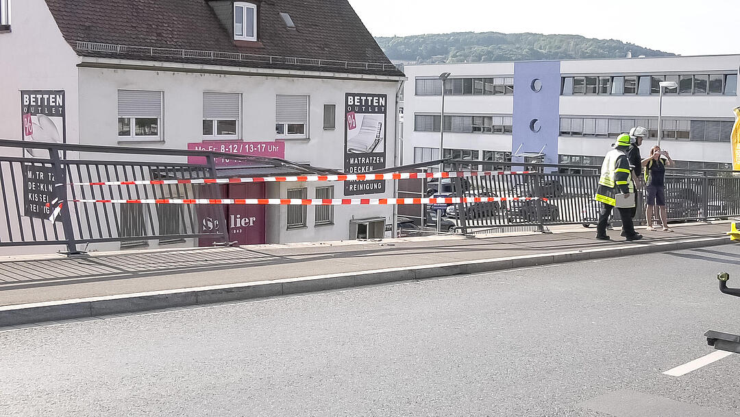 Würzburg: Auto droht nach Unfall von Brücke zu stürzen