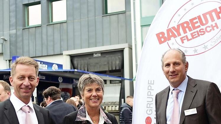 Mit Oberbürgermeisterin Brigitte Merk-Erbe feierten die beiden Geschäftsführer Martin Müller (rechts) und Jens Strohecker das zehnjährige Bestehen der Bayreuther Fleisch GmbH. Foto: Stephan Herbert Fuchs