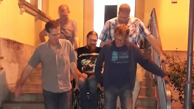 Die Musikerkollegen müssen Markus Weidner ins und aus dem früheren  Schulgebäude tragen.Gisela Weidner