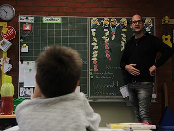 Sozialpädagoge Eric Duschek begleitet die Intensivgruppe und kümmert sich - wenn es nötig ist - auch um einen einzigen Schüler. Foto: Ulrike Müller