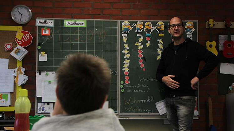 Sozialpädagoge Eric Duschek begleitet die Intensivgruppe und kümmert sich - wenn es nötig ist - auch um einen einzigen Schüler. Foto: Ulrike Müller
