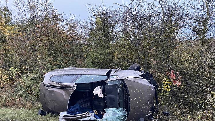 Auto überschlägt sich auf der B8: Fahrerin verletzt