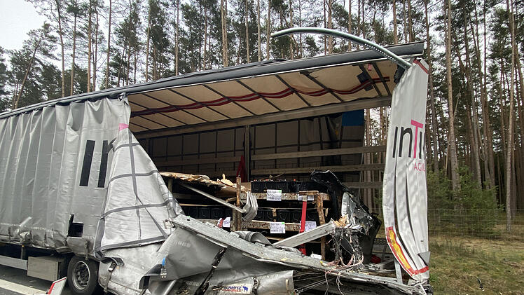 Lastwagen rammt auf Seitenstreifen stehenden Sattelzug