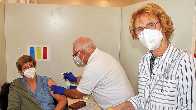 199 Frauen und M&auml;nner kamen am Samstag zur Impfaktion in die Alte Aula, die  meisten von ihnen zur dritten Impfung. Auf unserem Bild rechts Dr. Gertrud  Kuchler vor der &Uuml;bergabe des mit Stempel und Unterschrift versehenen  Impfpasses. Foto: Dieter Britz
