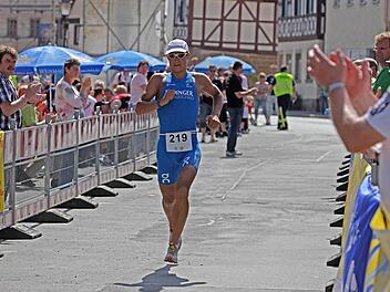 Ein gewohntes Bild: Andreas Dreitz läuft als Sieger in Weismain ein. Foto: Klaus Gagel