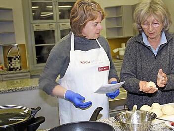 Hier entstehen süße Maronenknödel im Knuspermantel.  Fotos: Gerda Völk