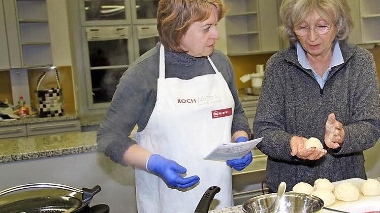 Hier entstehen süße Maronenknödel im Knuspermantel.  Fotos: Gerda Völk