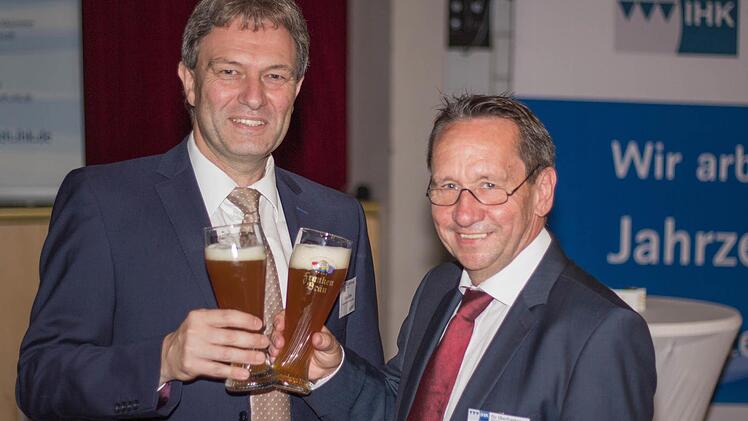 Schon vor dem Gespräch im Rahmen der öffentlichen IHK-Sitzung gaben sich die beiden Kandidaten bewusst entspannt. Foto: Marian Hamacher
