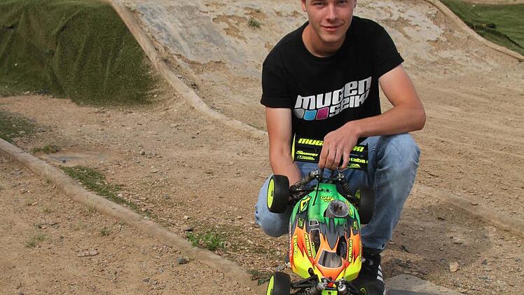 Sebastian Winterstein (18) lässt seinen RC-Buggy bei der Weltmeisterschaft in Las Vegas starten. Foto: Sonny Adam