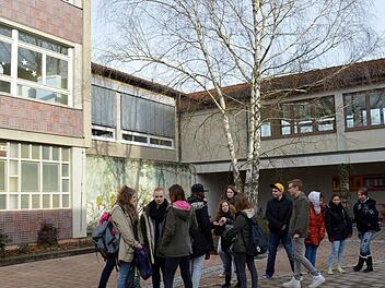 Schülerinnen und Schüler im Pausenhof. Der links zu sehende Gebäudeteil ist der älteste Teil der Schule. Archivfoto: Arthur Stollberger
