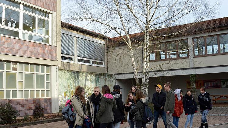Schülerinnen und Schüler im Pausenhof. Der links zu sehende Gebäudeteil ist der älteste Teil der Schule. Archivfoto: Arthur Stollberger