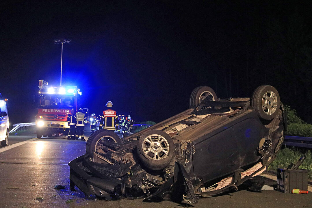 A73 bei Bamberg: Auto überschlägt sich