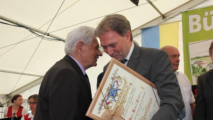 Altbürgermeister Gerhard Neubauer und Ehrenbürger Klaus Löffler Foto: Veronika Schadeck