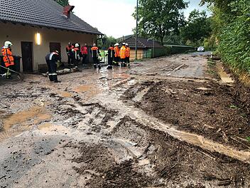 Am Sportheim Hausen verhinderte die Feuerwehr Schlimmeres.  Foto: Wolfgang Lutz