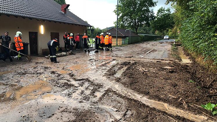 Am Sportheim Hausen verhinderte die Feuerwehr Schlimmeres.  Foto: Wolfgang Lutz