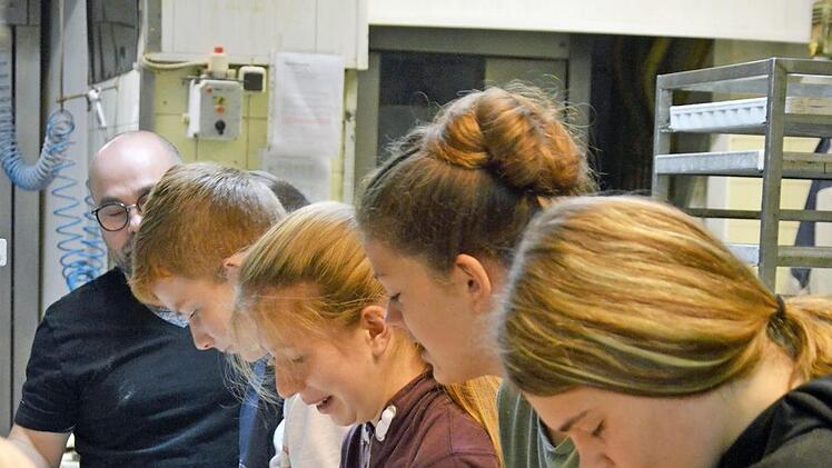 Konfirmanden haben mit Bäcker Jochen Schäfer (links) Brote gebachen, die sie nach den Gottesdiensten in Weismain und Buchau gegen eine Spende verteilten.  Foto: Pfarramt Buchau