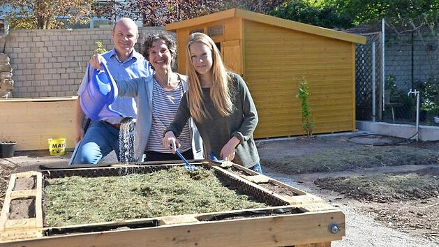 Freuen sich auf den Herzo-Garten, auf den Workshop und weitere Aktionen zur Inklusion (von links): VHS-Leiter Oliver Kundler, Ute Meindel (Offene Hilfen) und Anna Mei&szlig;ner, die den Workshop leitet.  Foto: Bernhard Panzer