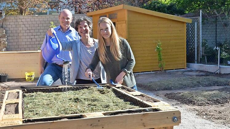 Freuen sich auf den Herzo-Garten, auf den Workshop und weitere Aktionen zur Inklusion (von links): VHS-Leiter Oliver Kundler, Ute Meindel (Offene Hilfen) und Anna Meißner, die den Workshop leitet.  Foto: Bernhard Panzer