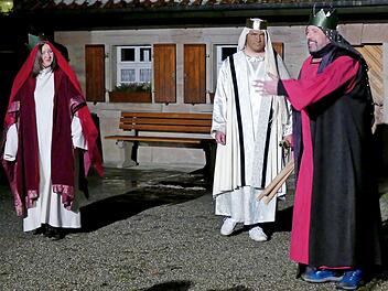 Die "Heiligen drei Könige" sehen den hellen Stern. Foto: Dieter Hübner