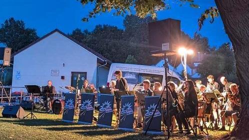 Die Big Band „Von der Rolle“ der Jugend- und Trachtenkapelle Neunkirchen am Brand spielte im Freibad auf.