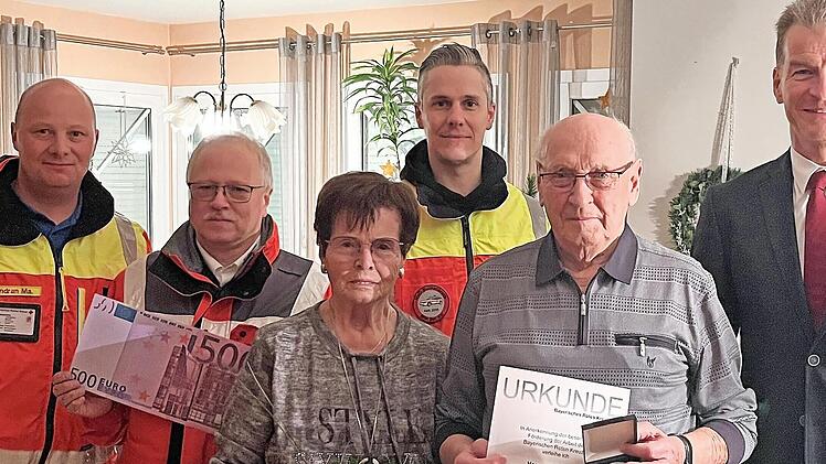 Unser Foto zeigt (von links) Gruppenf&uuml;hrer Manuel Vorndran, KBL Burkard K&uuml;hn, Frank Weigand HvO, das Ehepaar Fehr und 1. Vorsitzenden Michael Rendl.