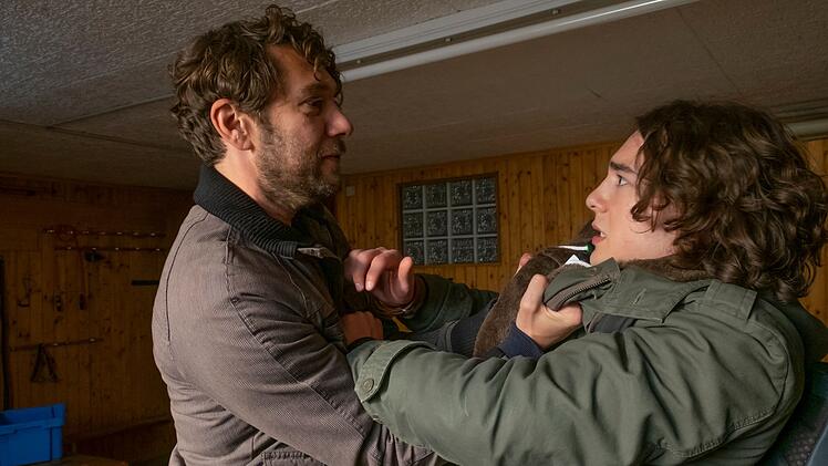 Lunas Vater Martin Kessler (Friedrich Witte, links) nimmt deren Freund Jack (Marinus Hohmann) in die Mangel: Warum ist der Junge in sein Haus eingebrochen, was hatten er und Luna vor, bevor sie ermordet wurde?