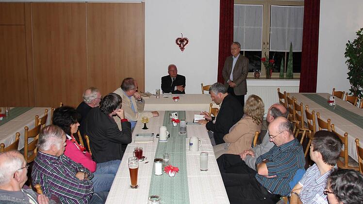 Im Saal der Frankenstuben gab es noch viele freie Plätze.