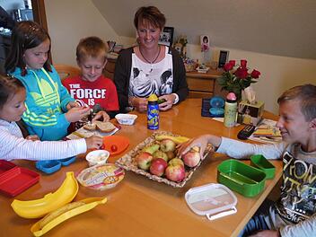 Lara,(von links) Hannah, Moritz, Andrea Schober und David richten Pausenbrote her, das ihnen allen schmeckt.  Foto: Pauline Lindner