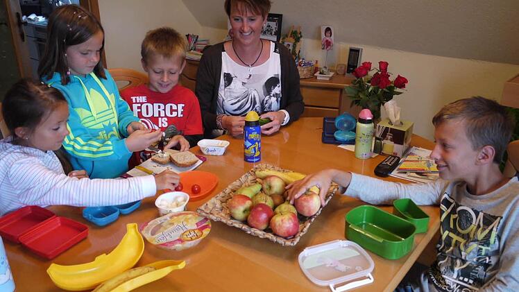 Lara,(von links) Hannah, Moritz, Andrea Schober und David richten Pausenbrote her, das ihnen allen schmeckt.  Foto: Pauline Lindner