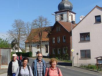 Weil Bewegung an der frischen Luft guttut: Eine Wandergruppe in Volkershausen. Foto: Dieter Bardolf