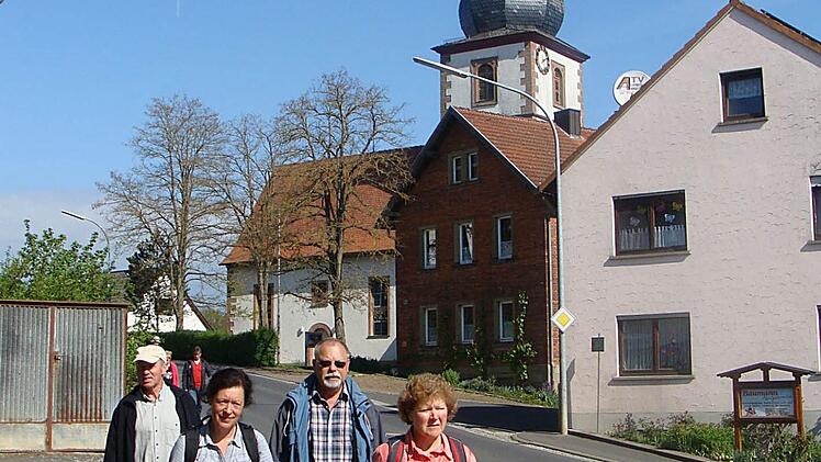 Weil Bewegung an der frischen Luft guttut: Eine Wandergruppe in Volkershausen. Foto: Dieter Bardolf