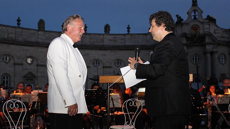 Dorian Keilhack (rechts) immer für einen Scherz zu haben, ernannte seinen Kollegen Dankwart Schmidt zum "Hofkapellmeister von Schloss Weissenstein”. Foto: Evi Seeger
