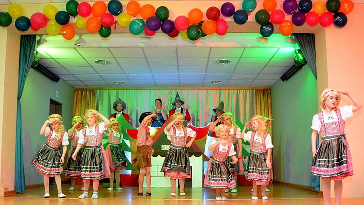 Vier verschiedene Garden hatte die Fidelia bei der Seniorensitzung zu bieten.  Foto: Peter Rauch