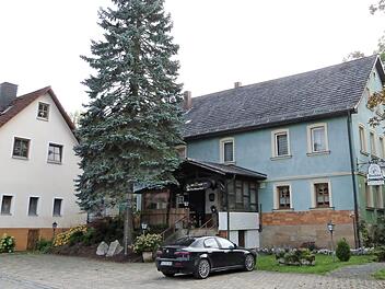 Die Senioren-Tagesstätte des Diakonievereins Neuenmarkt-Wirsberg-Trebgast-Harsdorf, die im früheren Gasthof "Zum Unteren Wirt" eingerichtet werden soll, wird entgegen der ursprünglichen Pläne ihren Betrieb erst zum 1. April 2018 aufnehmen. Ursprünglich hatte man den 1. Januar ins Auge gefasst. Foto: Werner Reißaus
