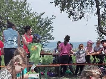 Viel Abwechslung und Informationen gab es bei der Kinderaktion auf der Streuobstwiese in Pautzfeld. Foto: Mathias Erlwein