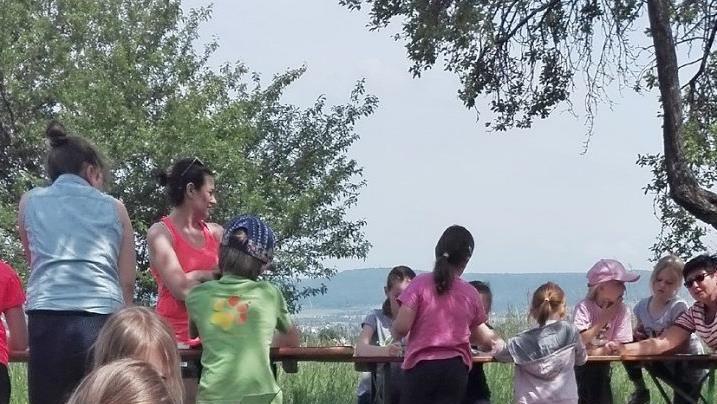 Viel Abwechslung und Informationen gab es bei der Kinderaktion auf der Streuobstwiese in Pautzfeld. Foto: Mathias Erlwein